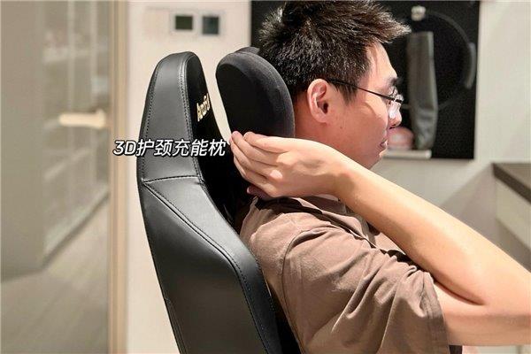 臂” 傲风M6电竞椅太超纲了瓦力棋牌“按摩+空调+机械(图4)